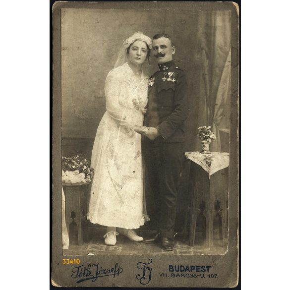 Tóth műterem, Budapest, esküvő, katona egyenruhában, érdemrendekkel, menyasszony, vőlegény, bajusz, 1. világháború, 1910-es évek, Eredeti kabinetfotó, hátoldalán ragasztásnyomokkal.   