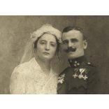 Tóth műterem, Budapest, esküvő, katona egyenruhában, érdemrendekkel, menyasszony, vőlegény, bajusz, 1. világháború, 1910-es évek, Eredeti kabinetfotó, hátoldalán ragasztásnyomokkal.   
