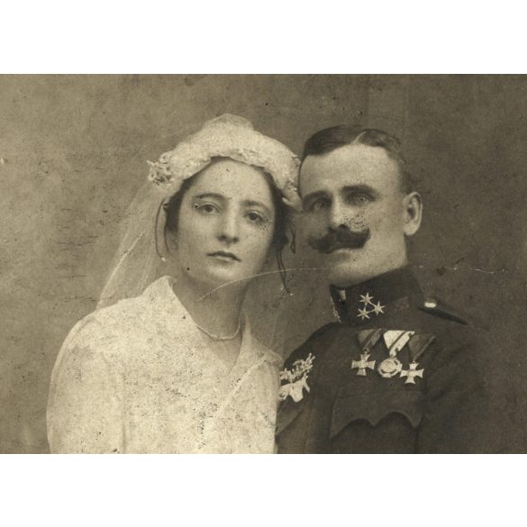 Tóth műterem, Budapest, esküvő, katona egyenruhában, érdemrendekkel, menyasszony, vőlegény, bajusz, 1. világháború, 1910-es évek, Eredeti kabinetfotó, hátoldalán ragasztásnyomokkal.   