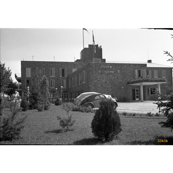 Sellő Étterem-Restaurant, Balatonföldvár, helytörténet, Steyr gépkocsi, autó, jármű, közlekedés, vendéglátás, épület, Veszprém megye.  Eredeti fotó negatív!     