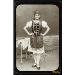 HINKO műterem, Lajosmizse, Bács-Kiskun megye, lány nemzeti viseletben, helytörténet, 1920-as évek, Eredeti fotó, papírkép.  
