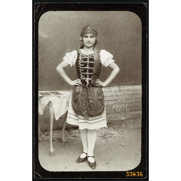 HINKO műterem, Lajosmizse, Bács-Kiskun megye, lány nemzeti viseletben, helytörténet, 1920-as évek, Eredeti fotó, papírkép.  