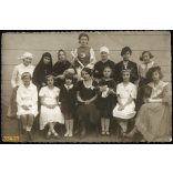 Szabó műterem, Rákoshegy, Budapest, lányok különös jelmezben, kard, címer, színjátszás (?), színház (?), helytörténet, 1920-as évek, Eredeti fotó, papírkép.  