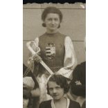 Szabó műterem, Rákoshegy, Budapest, lányok különös jelmezben, kard, címer, színjátszás (?), színház (?), helytörténet, 1920-as évek, Eredeti fotó, papírkép.  