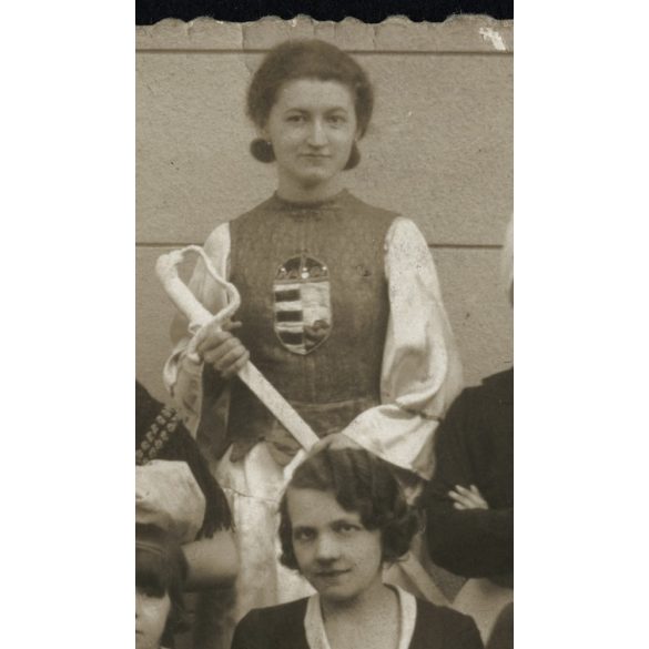 Szabó műterem, Rákoshegy, Budapest, lányok különös jelmezben, kard, címer, színjátszás (?), színház (?), helytörténet, 1920-as évek, Eredeti fotó, papírkép.  