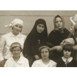 Szabó műterem, Rákoshegy, Budapest, lányok különös jelmezben, kard, címer, színjátszás (?), színház (?), helytörténet, 1920-as évek, Eredeti fotó, papírkép.  