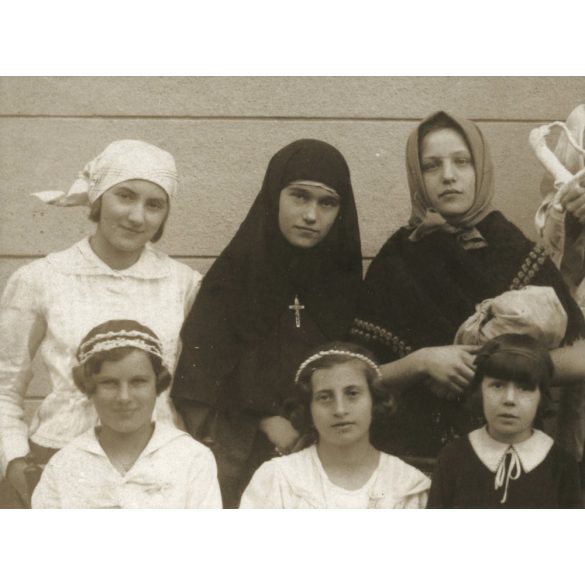 Szabó műterem, Rákoshegy, Budapest, lányok különös jelmezben, kard, címer, színjátszás (?), színház (?), helytörténet, 1920-as évek, Eredeti fotó, papírkép.  