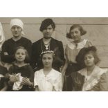 Szabó műterem, Rákoshegy, Budapest, lányok különös jelmezben, kard, címer, színjátszás (?), színház (?), helytörténet, 1920-as évek, Eredeti fotó, papírkép.  