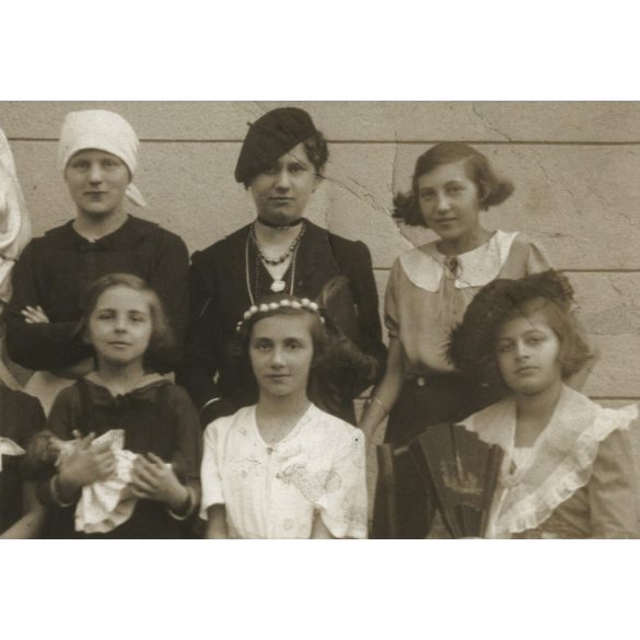 Szabó műterem, Rákoshegy, Budapest, lányok különös jelmezben, kard, címer, színjátszás (?), színház (?), helytörténet, 1920-as évek, Eredeti fotó, papírkép.  