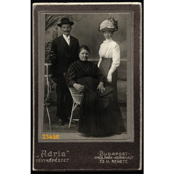 Breuer Mátyás "Adria" műterem, Budapest, elegáns hölgy különös kalapban, férfi bajusszal, 1900-as évek, Eredeti CDV, vizitkártya fotó. 