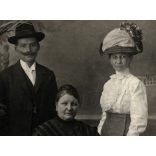 Breuer Mátyás "Adria" műterem, Budapest, elegáns hölgy különös kalapban, férfi bajusszal, 1900-as évek, Eredeti CDV, vizitkártya fotó. 