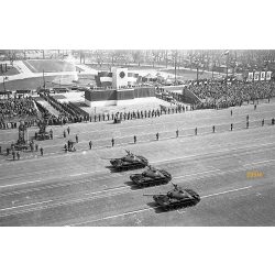   Katonai felvonulás április 4-én, Budapest, Felvonulási tér, SZ 75 T55-ös tankok, szocializmus, 1960-as évek, Eredeti fotó negatív.