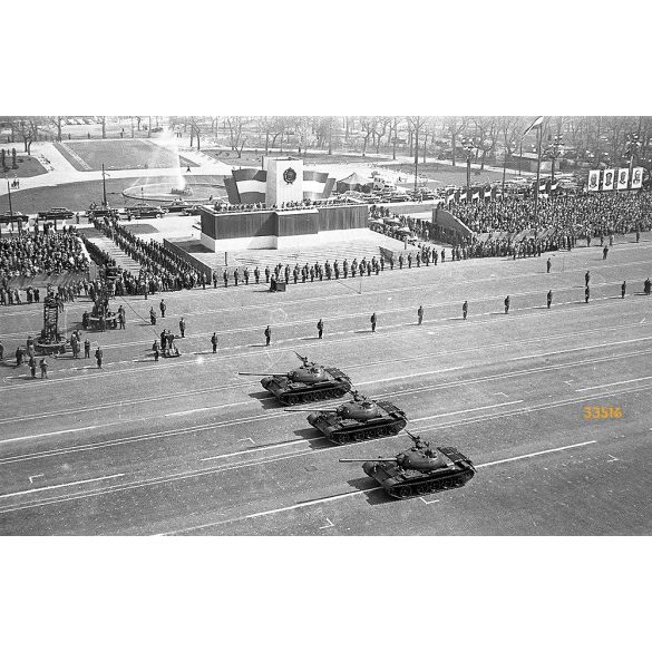 Katonai felvonulás április 4-én, Budapest, Felvonulási tér, SZ 75 T55-ös tankok, szocializmus, 1960-as évek, Eredeti fotó negatív.