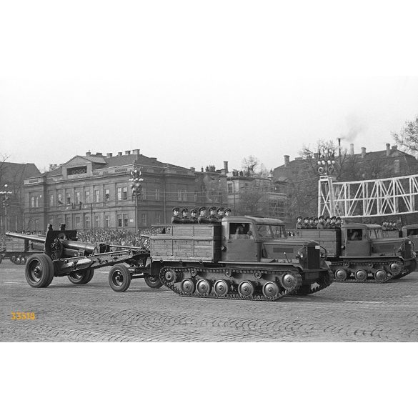 Katonai felvonulás április 4-én, Budapest, Felvonulási tér, Csepel CS-800 lánctalpasok, szocializmus, jármű, közlekedés, 1960-as évek, Eredeti fotó negatív. 