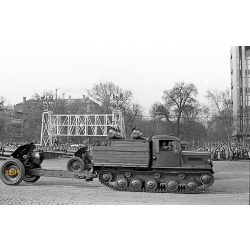   Katonai felvonulás április 4-én, Budapest, Felvonulási tér, Csepel CS-800 lánctalpasok, szocializmus, jármű, közlekedés, 1960-as évek, Eredeti fotó negatív. 