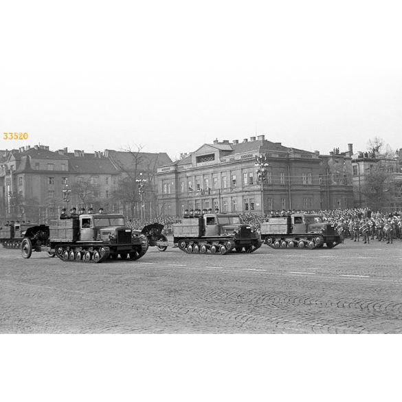 Katonai felvonulás április 4-én, Budapest, Felvonulási tér, Csepel CS-800 lánctalpasok, szocializmus, jármű, közlekedés, 1960-as évek, 2 darab eredeti fotó negatív. 