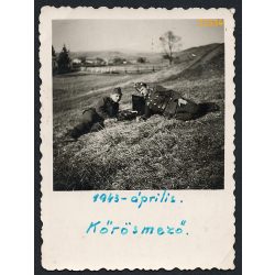   Magyar katonák pihennek Kőrösmezőn, Kárpátalja, 2. világháború, egyebruha, helytörténet, 1943. április, 1940-es évek, Eredeti fotó, papírkép. 