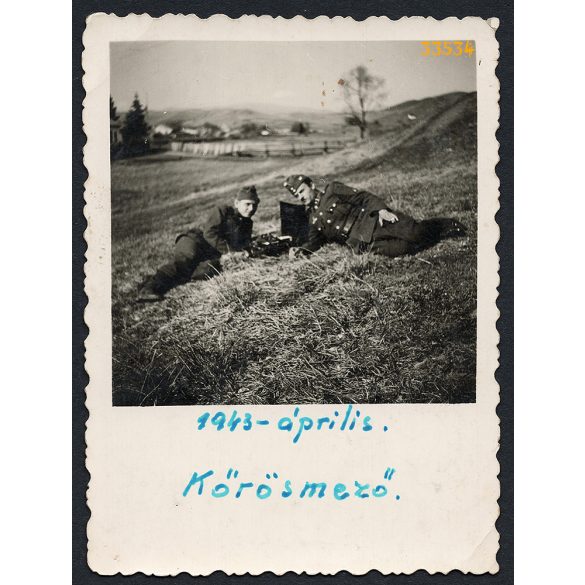 Magyar katonák pihennek Kőrösmezőn, Kárpátalja, 2. világháború, egyebruha, helytörténet, 1943. április, 1940-es évek, Eredeti fotó, papírkép. 
