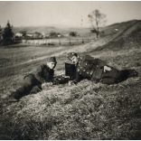 Magyar katonák pihennek Kőrösmezőn, Kárpátalja, 2. világháború, egyebruha, helytörténet, 1943. április, 1940-es évek, Eredeti fotó, papírkép. 