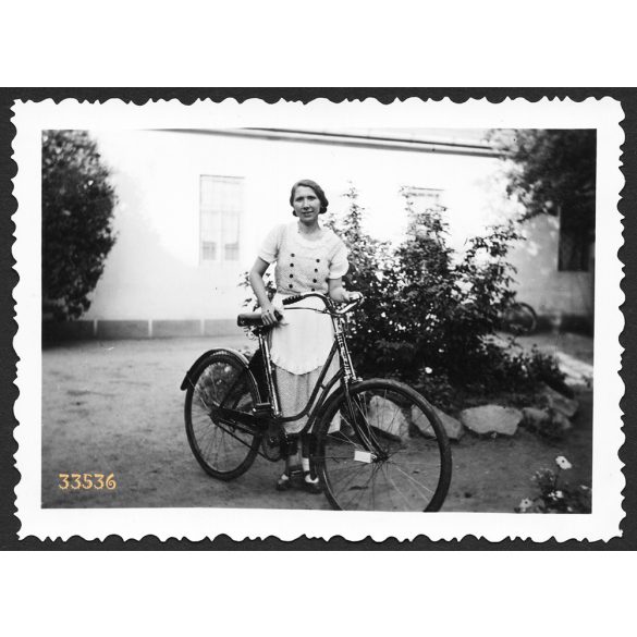 Steyr Waffenrad kerékpár, fiatal nő biciklivel, jármű, közlekedés, 1930-as évek, Eredeti fotó, papírkép.  