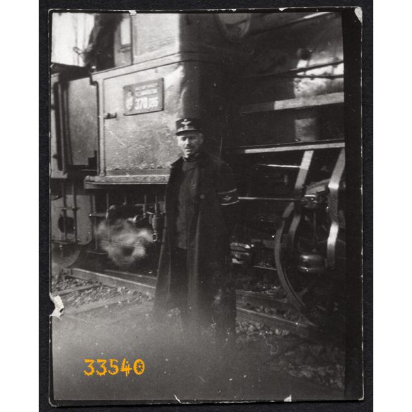 MÁV 370-es sorozat, vasutas egyenruhában, vonat, mozdony, jármű, közlekedés, 1920-as évek, Eredeti fotó, papírkép. 