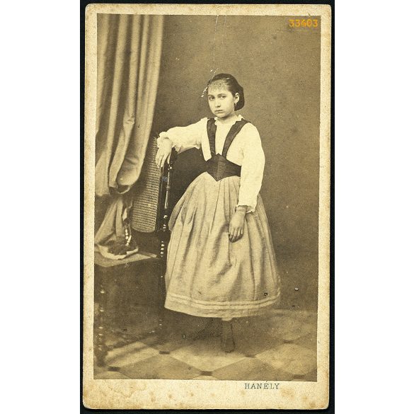 Hanély műterem, Pápa, lány elegáns ruhában, 1860-as évek, Eredeti CDV, vizitkártya fotó.   