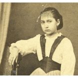 Hanély műterem, Pápa, lány elegáns ruhában, 1860-as évek, Eredeti CDV, vizitkártya fotó.   