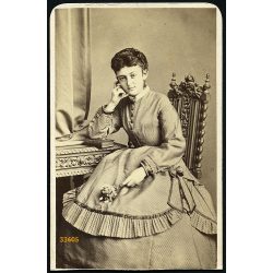   Bietler műterem, Szeged, fiatal nő elegáns ruhában, 1860-as évek, Eredeti CDV, vizitkártya fotó, alja vágott.  