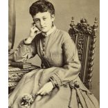 Bietler műterem, Szeged, fiatal nő elegáns ruhában, 1860-as évek, Eredeti CDV, vizitkártya fotó, alja vágott.  