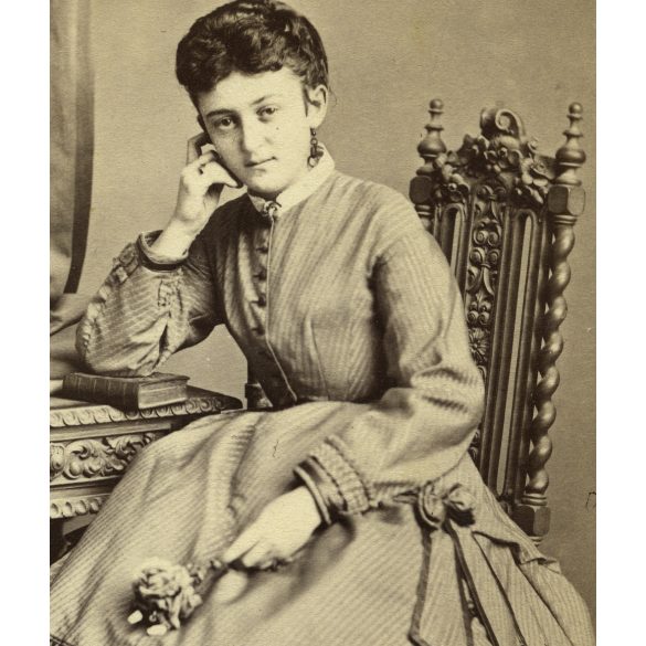 Bietler műterem, Szeged, fiatal nő elegáns ruhában, 1860-as évek, Eredeti CDV, vizitkártya fotó, alja vágott.  