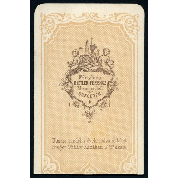 Bietler műterem, Szeged, fiatal nő elegáns ruhában, 1860-as évek, Eredeti CDV, vizitkártya fotó, alja vágott.  