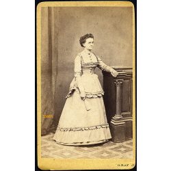   Graf műterem, Pápa, nő elegáns ruhában legyezővel, Veszprém megye, 1860-as évek, Eredeti CDV, vizitkártya fotó. 