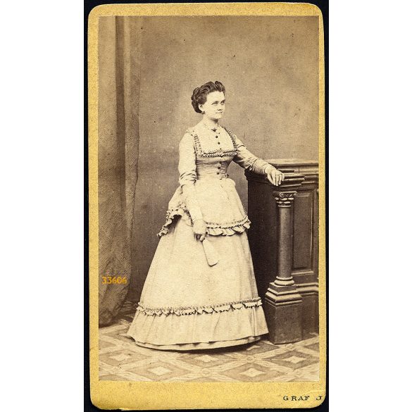 Graf műterem, Pápa, nő elegáns ruhában legyezővel, Veszprém megye, 1860-as évek, Eredeti CDV, vizitkártya fotó. 