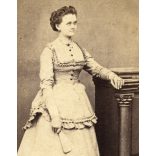 Graf műterem, Pápa, nő elegáns ruhában legyezővel, Veszprém megye, 1860-as évek, Eredeti CDV, vizitkártya fotó. 