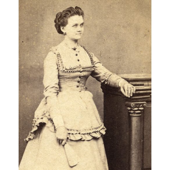 Graf műterem, Pápa, nő elegáns ruhában legyezővel, Veszprém megye, 1860-as évek, Eredeti CDV, vizitkártya fotó. 