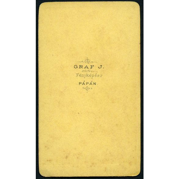 Graf műterem, Pápa, nő elegáns ruhában legyezővel, Veszprém megye, 1860-as évek, Eredeti CDV, vizitkártya fotó. 