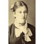 Pollák Soma fényirdája, Pest, csinos nő elegáns ruhában, virágokkal, 1860-as évek, Eredeti CDV, vizitkártya fotó.  