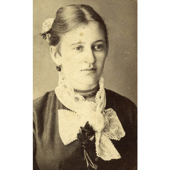 Pollák Soma fényirdája, Pest, csinos nő elegáns ruhában, virágokkal, 1860-as évek, Eredeti CDV, vizitkártya fotó.  