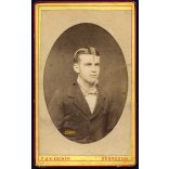 Escher fivérek műterme, Debreczin (Debrecen), fiatal férfi szegényes ruhában, 1880-as évek, Eredeti CDV, vizitkártya fotó, hátulján hibásan Zuckmantel városnévvel. 