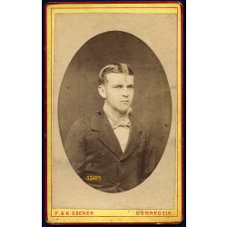   Escher fivérek műterme, Debreczin (Debrecen), fiatal férfi szegényes ruhában, 1880-as évek, Eredeti CDV, vizitkártya fotó, hátulján hibásan Zuckmantel városnévvel. 