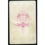 Escher fivérek műterme, Debreczin (Debrecen), fiatal férfi szegényes ruhában, 1880-as évek, Eredeti CDV, vizitkártya fotó, hátulján hibásan Zuckmantel városnévvel. 