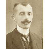 Lukács műterem, Ózd, Ádám Lajos gyógyszerész portréja, elegáns férfi bajusszal, foglalkozás, Borsod-Abaúj-Zemplén megye, helytörténet, 1900-as évek, Eredeti CDV, vizitkártya fotó.   