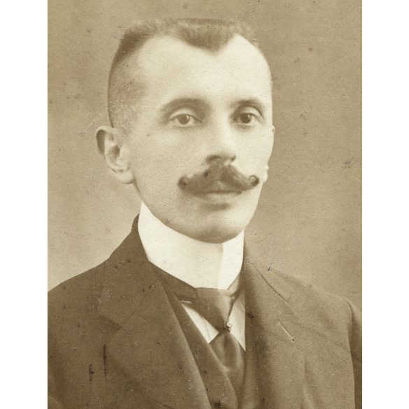 Lukács műterem, Ózd, Ádám Lajos gyógyszerész portréja, elegáns férfi bajusszal, foglalkozás, Borsod-Abaúj-Zemplén megye, helytörténet, 1900-as évek, Eredeti CDV, vizitkártya fotó.   