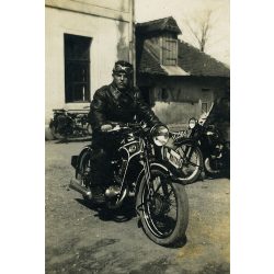   Magyar katona rekvirált csehszlovák Czetka motorkerékpárral, 'MAGYAR' felirat a rendszámtáblán, 2. világháború, jármű, közlekedés, 1940-es évek, Eredeti fotó, papírkép.