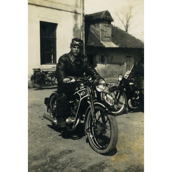 Magyar katona rekvirált csehszlovák Czetka motorkerékpárral, 'MAGYAR' felirat a rendszámtáblán, 2. világháború, jármű, közlekedés, 1940-es évek, Eredeti fotó, papírkép.
