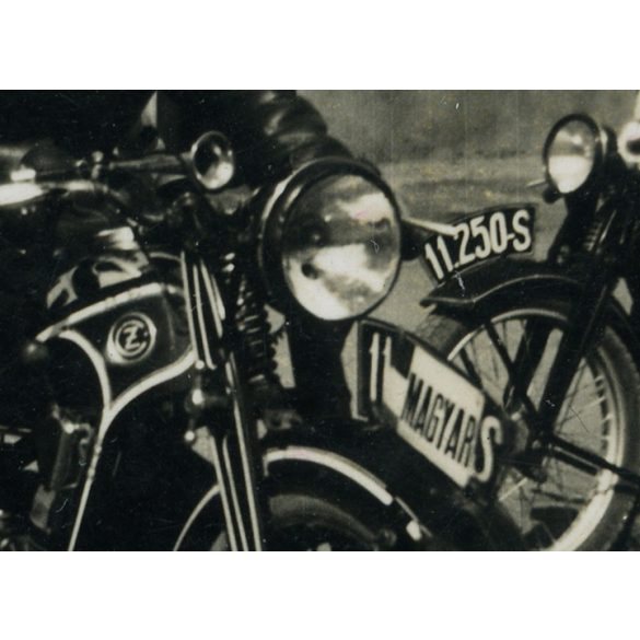 Magyar katona rekvirált csehszlovák Czetka motorkerékpárral, 'MAGYAR' felirat a rendszámtáblán, 2. világháború, jármű, közlekedés, 1940-es évek, Eredeti fotó, papírkép.
