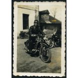 Magyar katona rekvirált csehszlovák Czetka motorkerékpárral, 'MAGYAR' felirat a rendszámtáblán, 2. világháború, jármű, közlekedés, 1940-es évek, Eredeti fotó, papírkép.