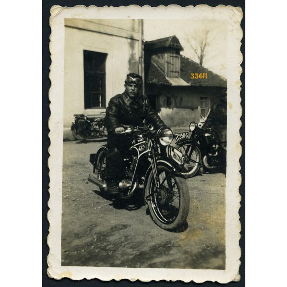 Magyar katona rekvirált csehszlovák Czetka motorkerékpárral, 'MAGYAR' felirat a rendszámtáblán, 2. világháború, jármű, közlekedés, 1940-es évek, Eredeti fotó, papírkép.