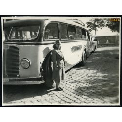   IBUSZ, egyenruhás nő különleges Mávag  LO 4000-Zupka (?), SOMUA (?) autóbusszal, busz, jármű, közlekedés, 1950-es évek, Eredeti fotó, papírkép.   
