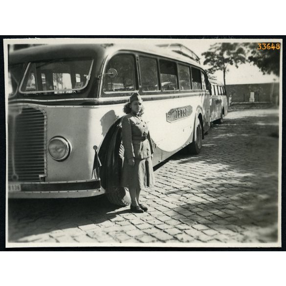 IBUSZ, egyenruhás nő különleges Mávag  LO 4000-Zupka (?), SOMUA (?) autóbusszal, busz, jármű, közlekedés, 1950-es évek, Eredeti fotó, papírkép.   